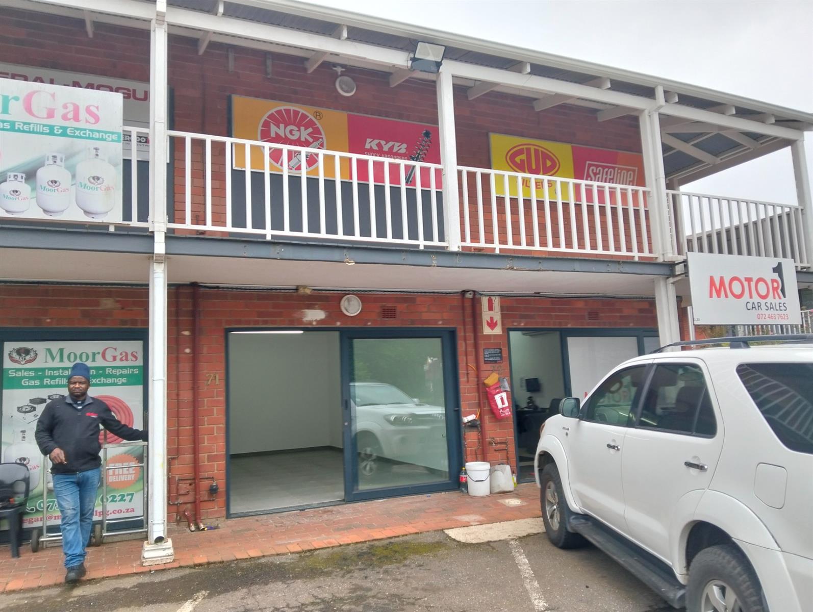 Shops to let at Oxford Hillcrest.