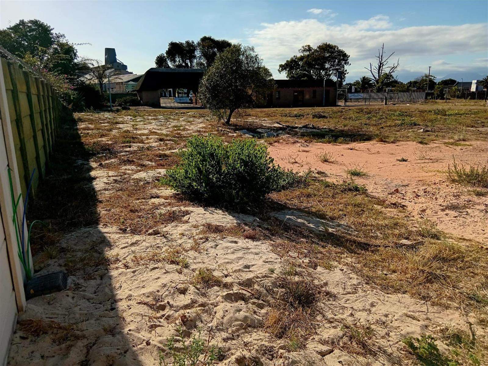 Large stand in Aloe Park with  no restrictions in building style