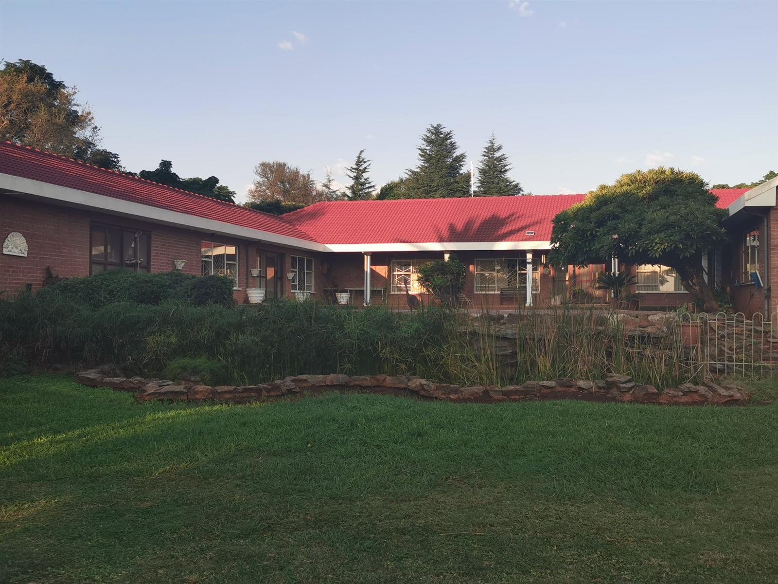 R7 450 000 beautiful farm with 1 main house, 2 smaller houses and 2 cottages for sale