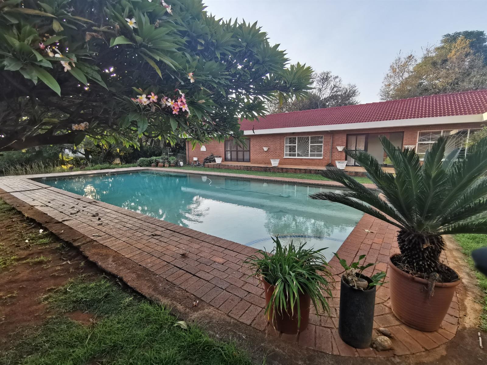 R7 450 000 beautiful farm with 1 main house, 2 smaller houses and 2 cottages for sale