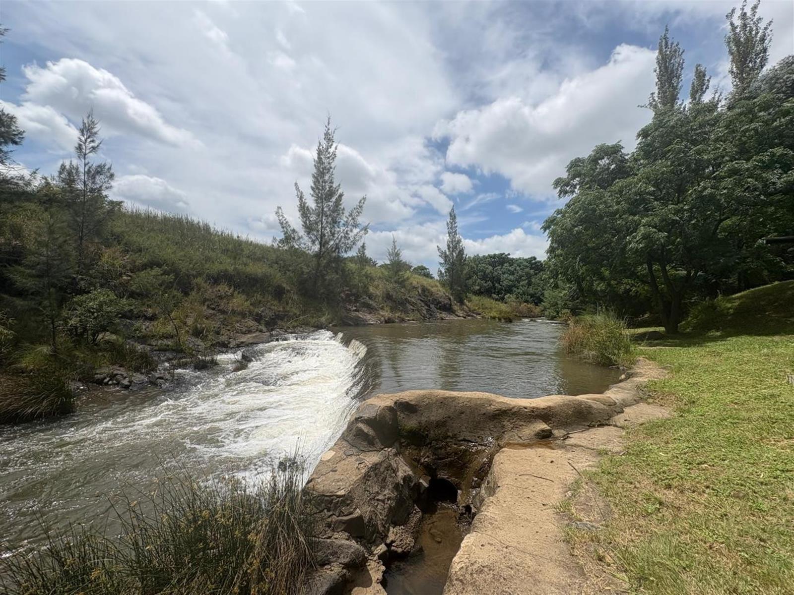 Off‑Grid Riverfront Retreat - 3‑Bedroom Home with Heated Pool on 5,000m² Smallholding in Ingogo
