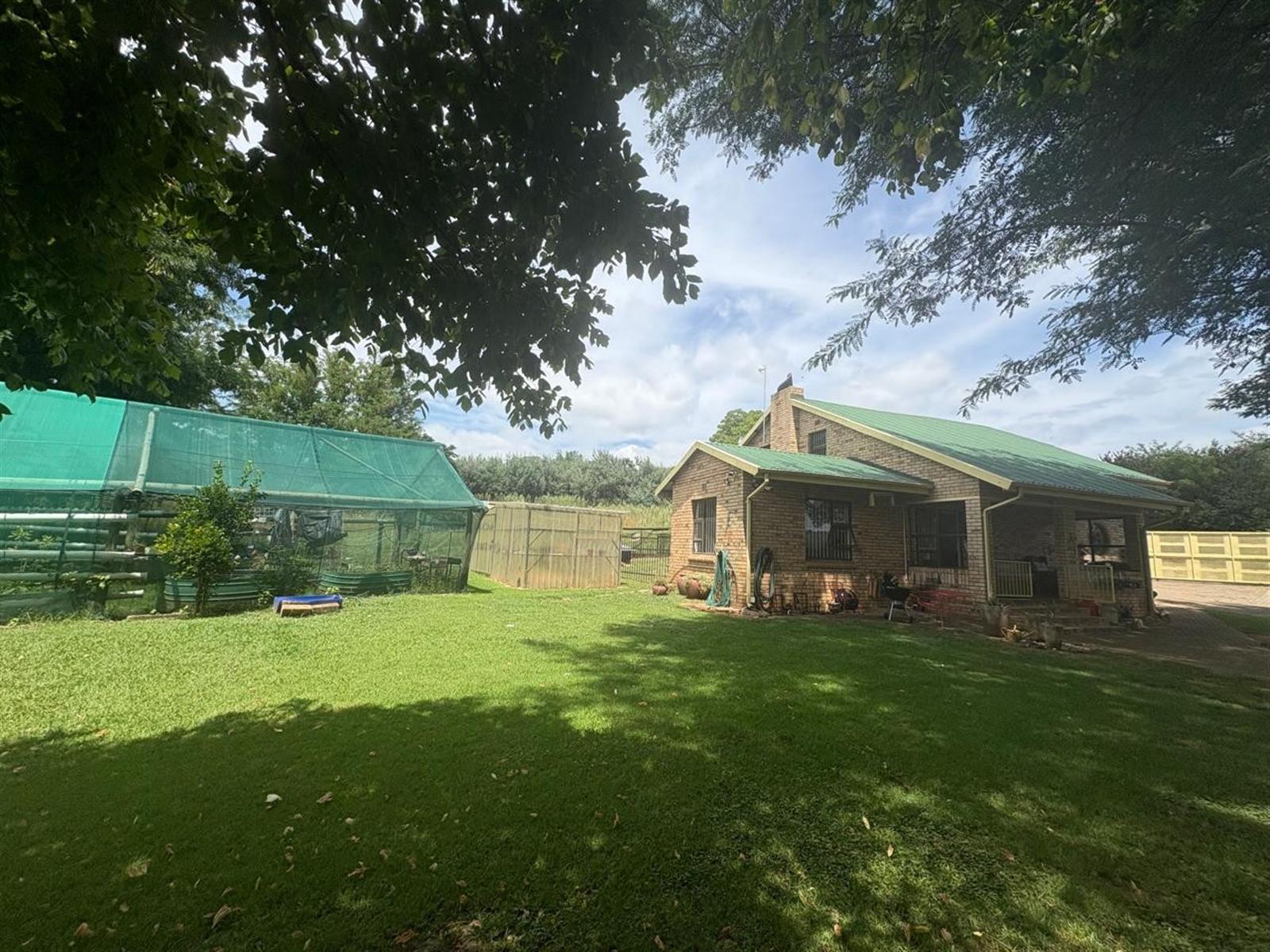 Off‑Grid Riverfront Retreat - 3‑Bedroom Home with Heated Pool on 5,000m² Smallholding in Ingogo