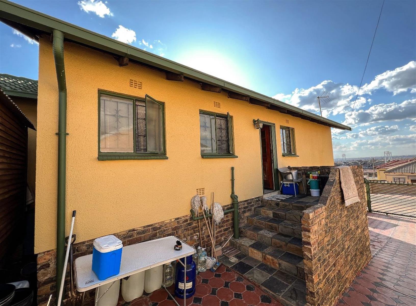 Modern 3-Bedroom Home for Sale in Morula View, Mabopane