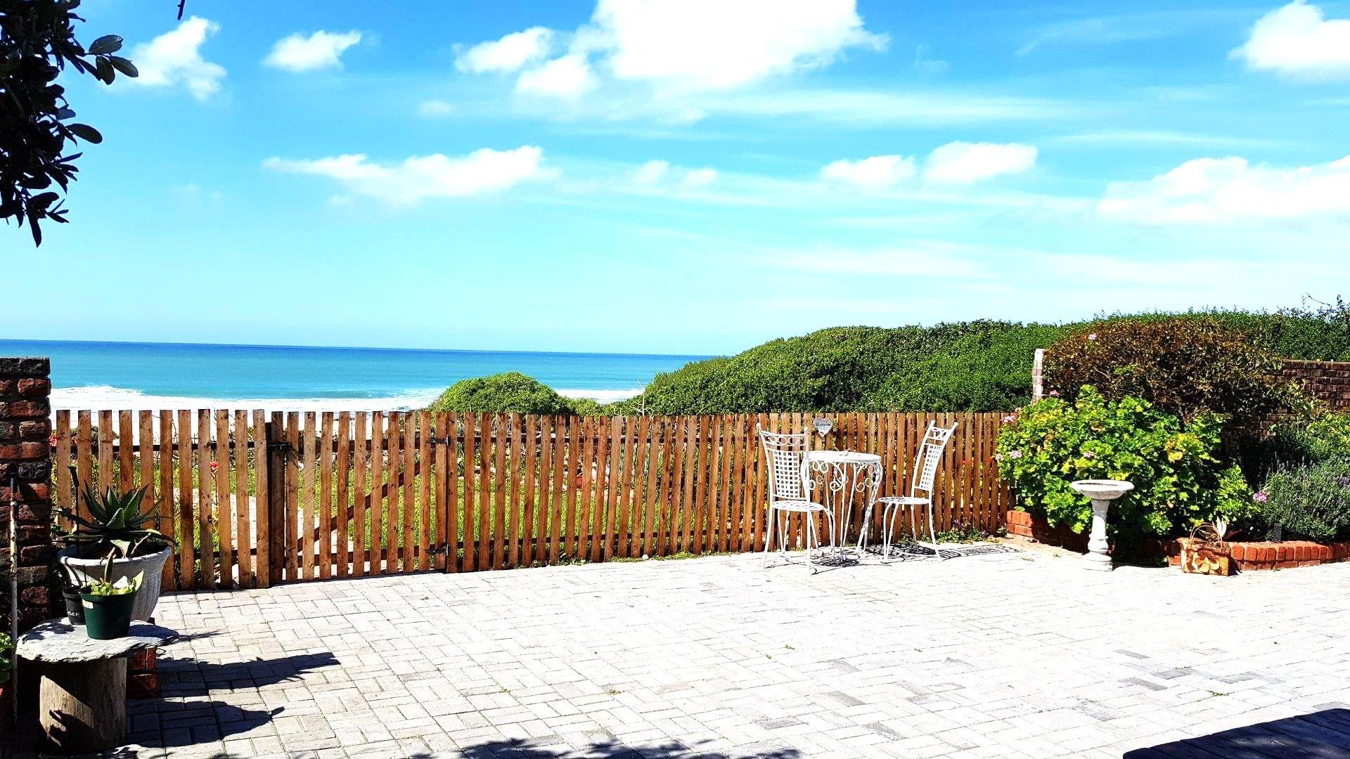 Beachfront Home with Private Beach Access in Ferreira Town - Jeffreys Bay