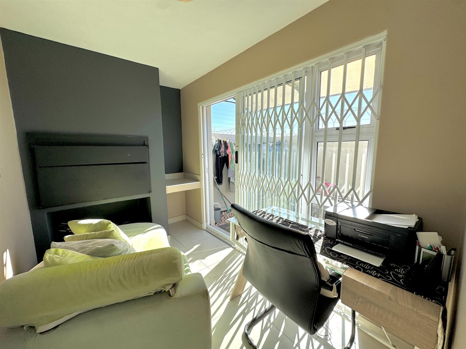 Well-Maintained Family Lock-Up-and-Go in Villa Diamante