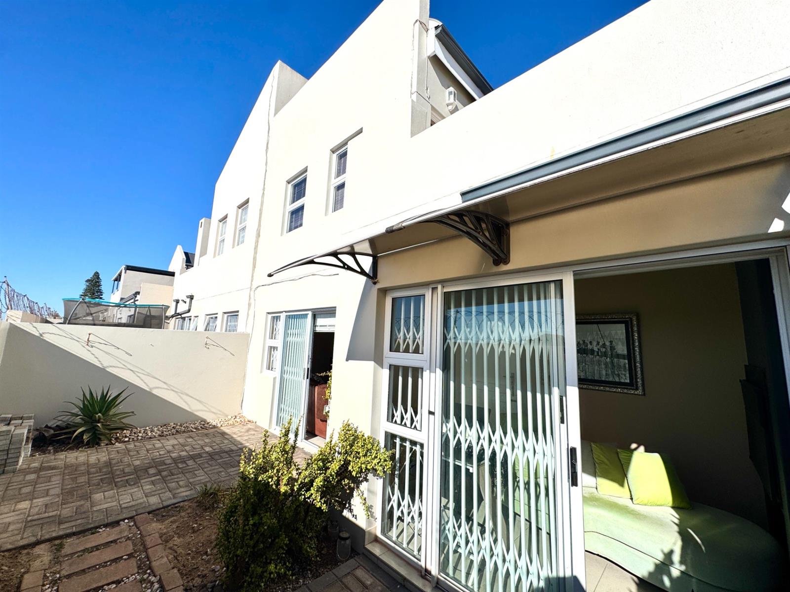 Well-Maintained Family Lock-Up-and-Go in Villa Diamante