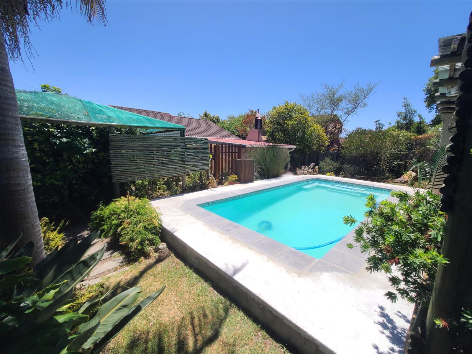 House for sale in Kareedouw, 300 m²