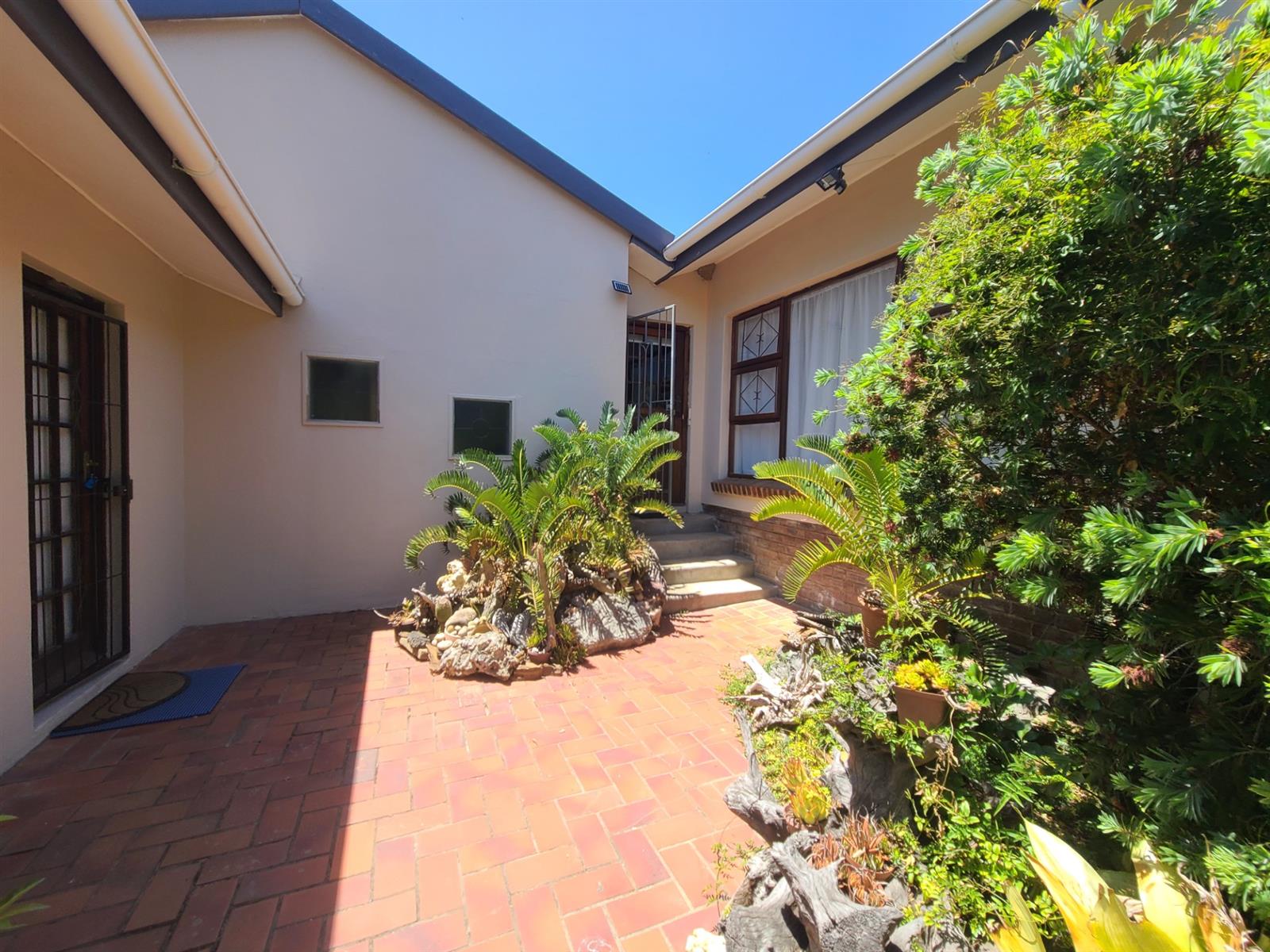House for sale in Kareedouw, 300 m²
