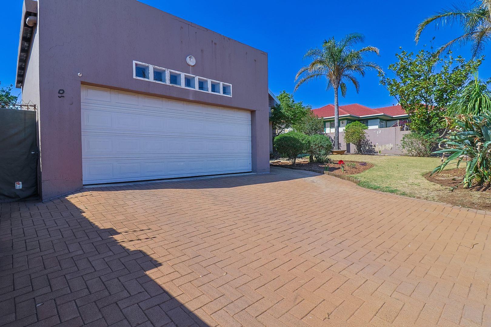 Spacious Home For Sale in Linmeyer!
