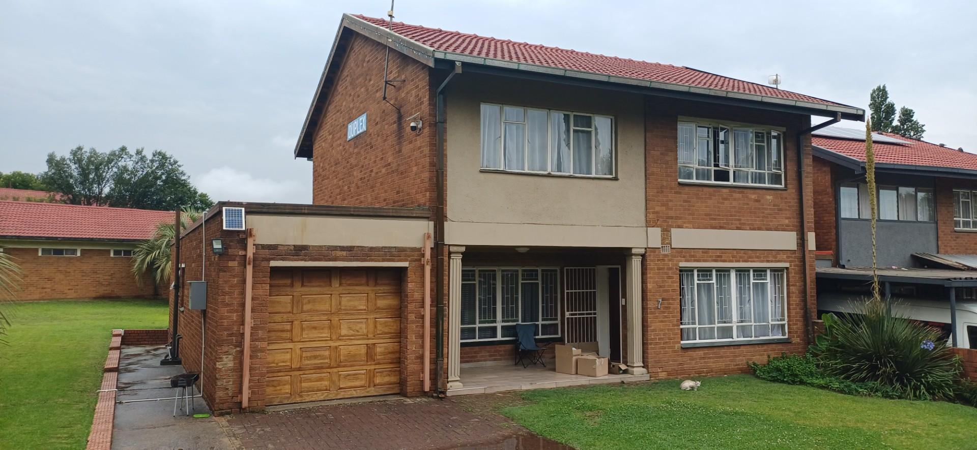 Clean, quiet and secure Duplex in a well-maintained complex