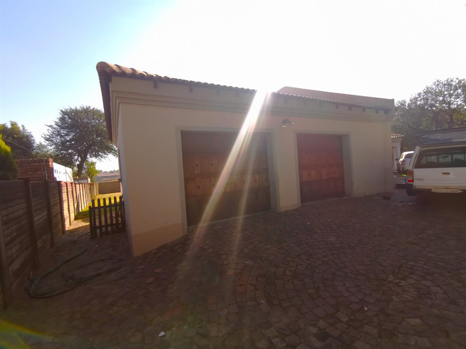 A villa where comfort and elegance meet the eye 5 bedroom, 3 bathroom, double garage for sale