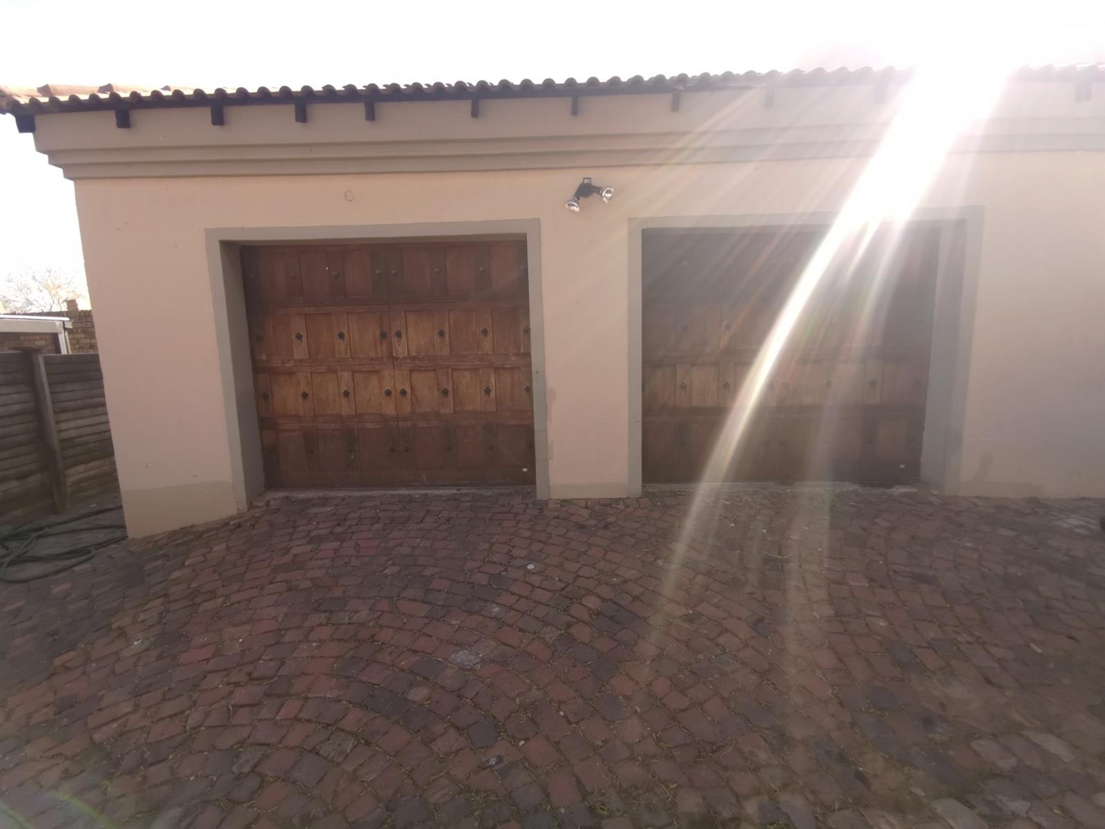 A villa where comfort and elegance meet the eye 5 bedroom, 3 bathroom, double garage for sale