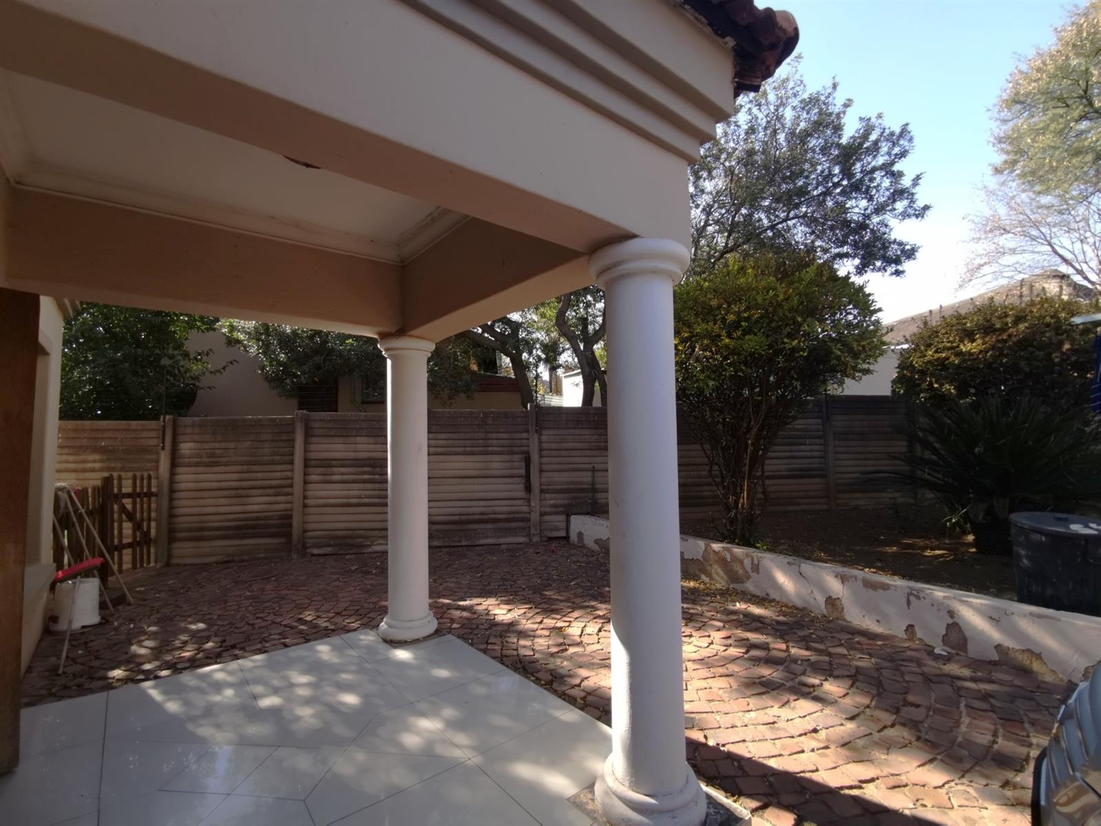 A villa where comfort and elegance meet the eye 5 bedroom, 3 bathroom, double garage for sale