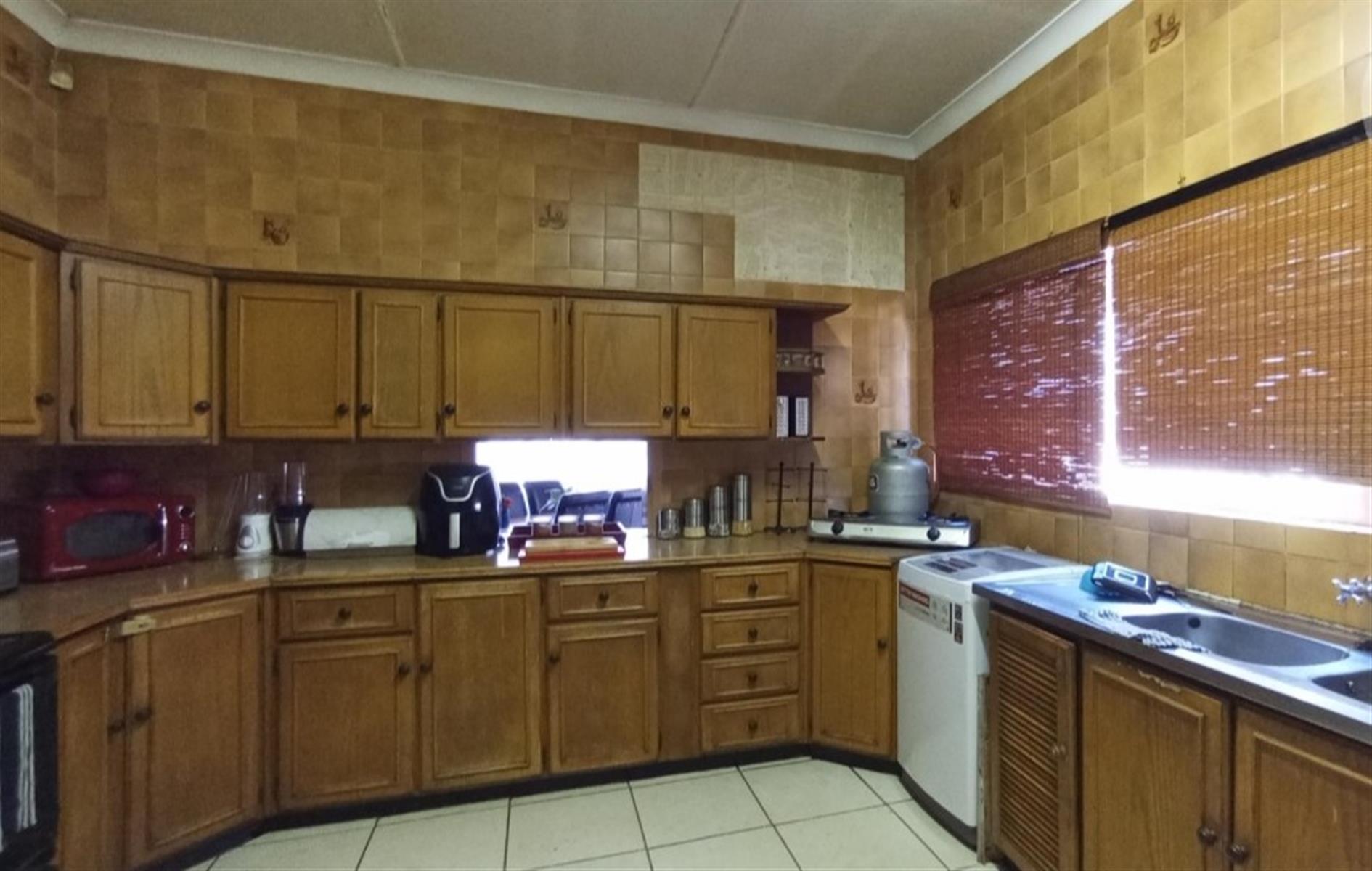 Spacious family home with workshop in sought after neighbourhood