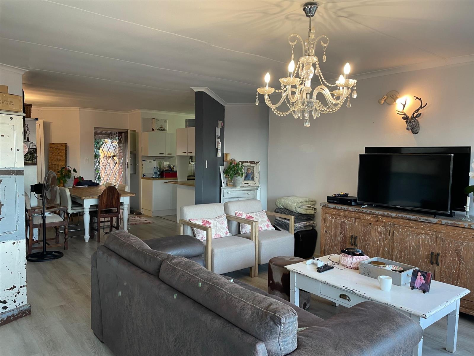 Beautiful spacious house with a view in a cul-de-sac.