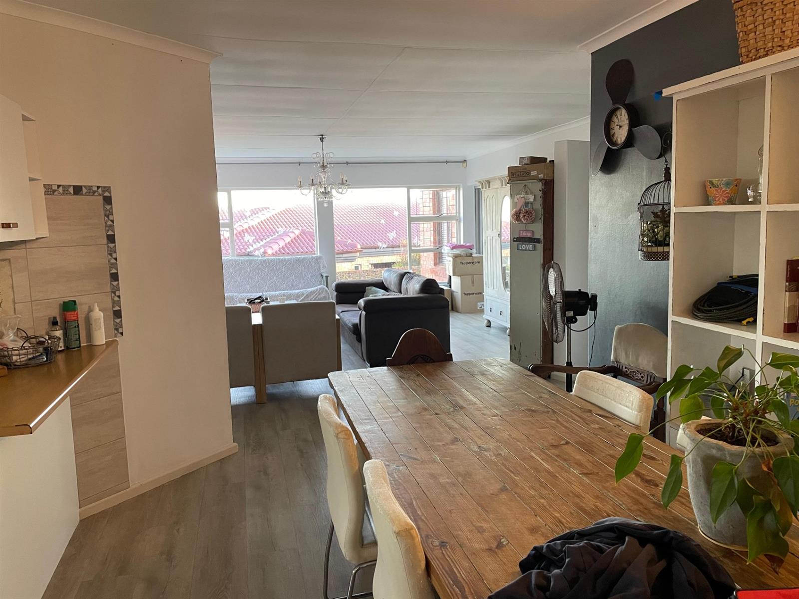 Beautiful spacious house with a view in a cul-de-sac.