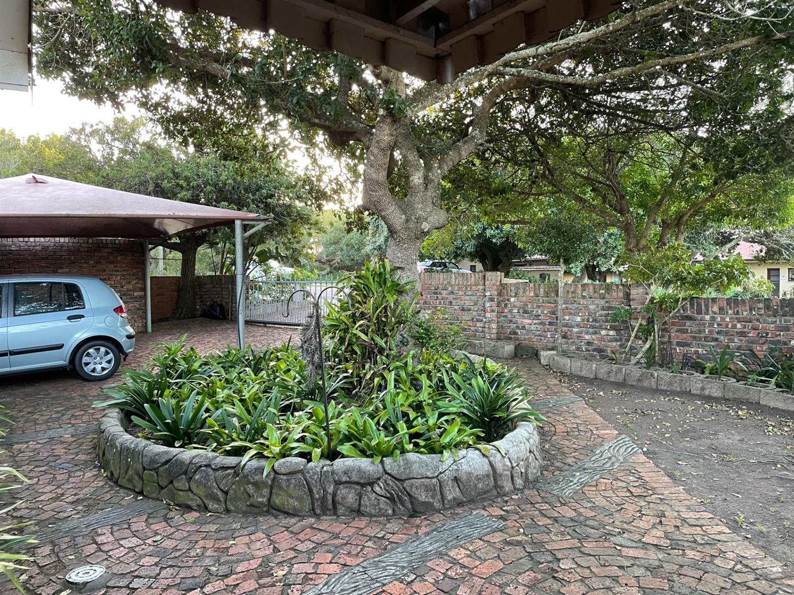 Beautiful spacious house with a view in a cul-de-sac.
