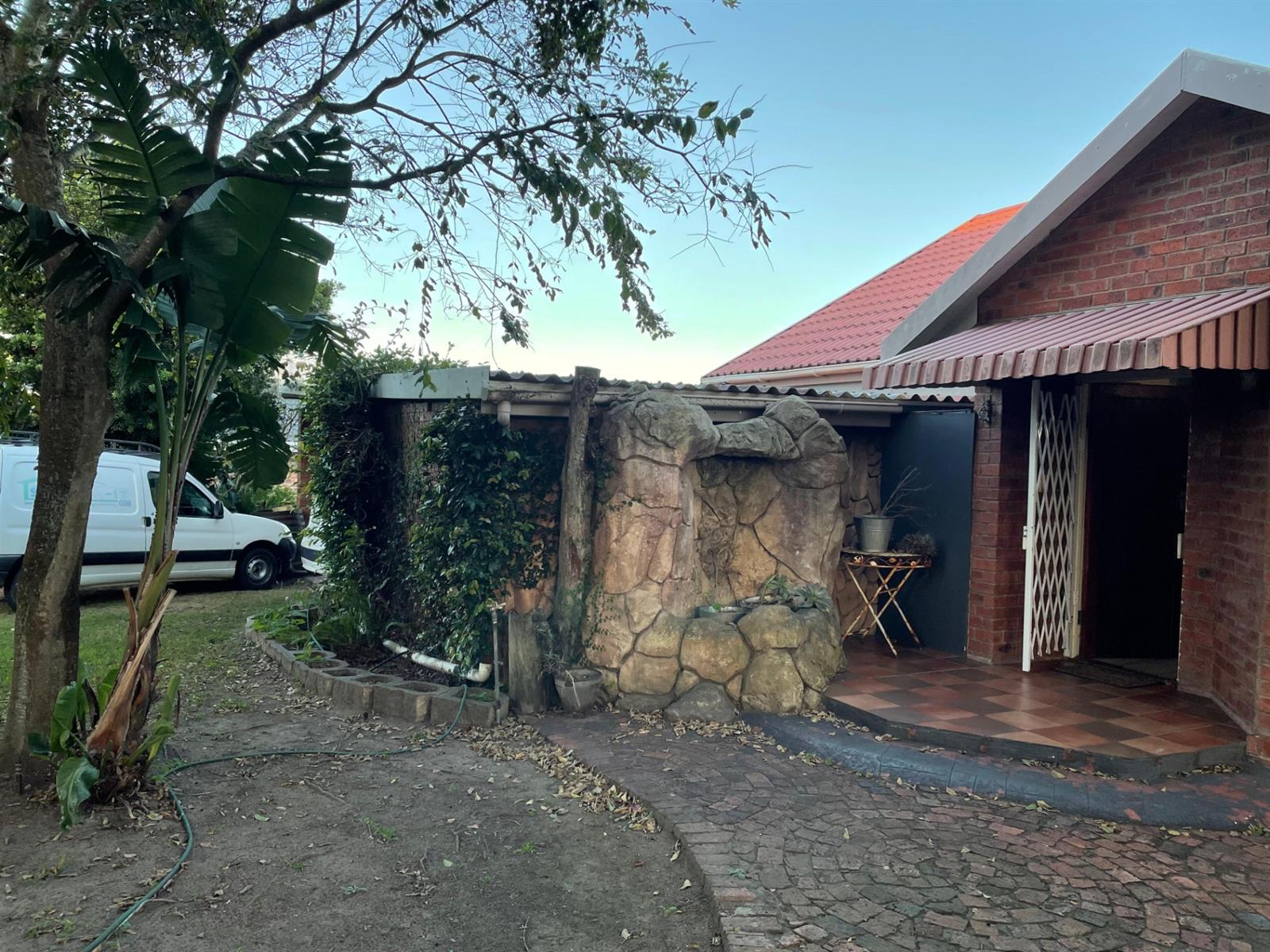 Beautiful spacious house with a view in a cul-de-sac.