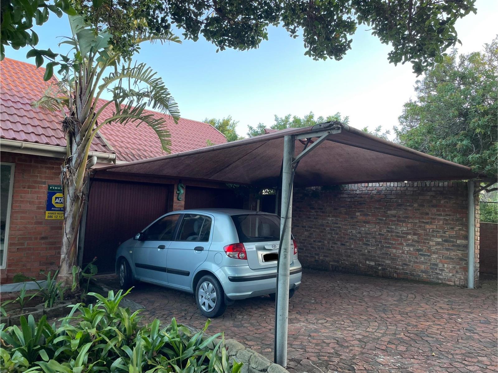 Beautiful spacious house with a view in a cul-de-sac.