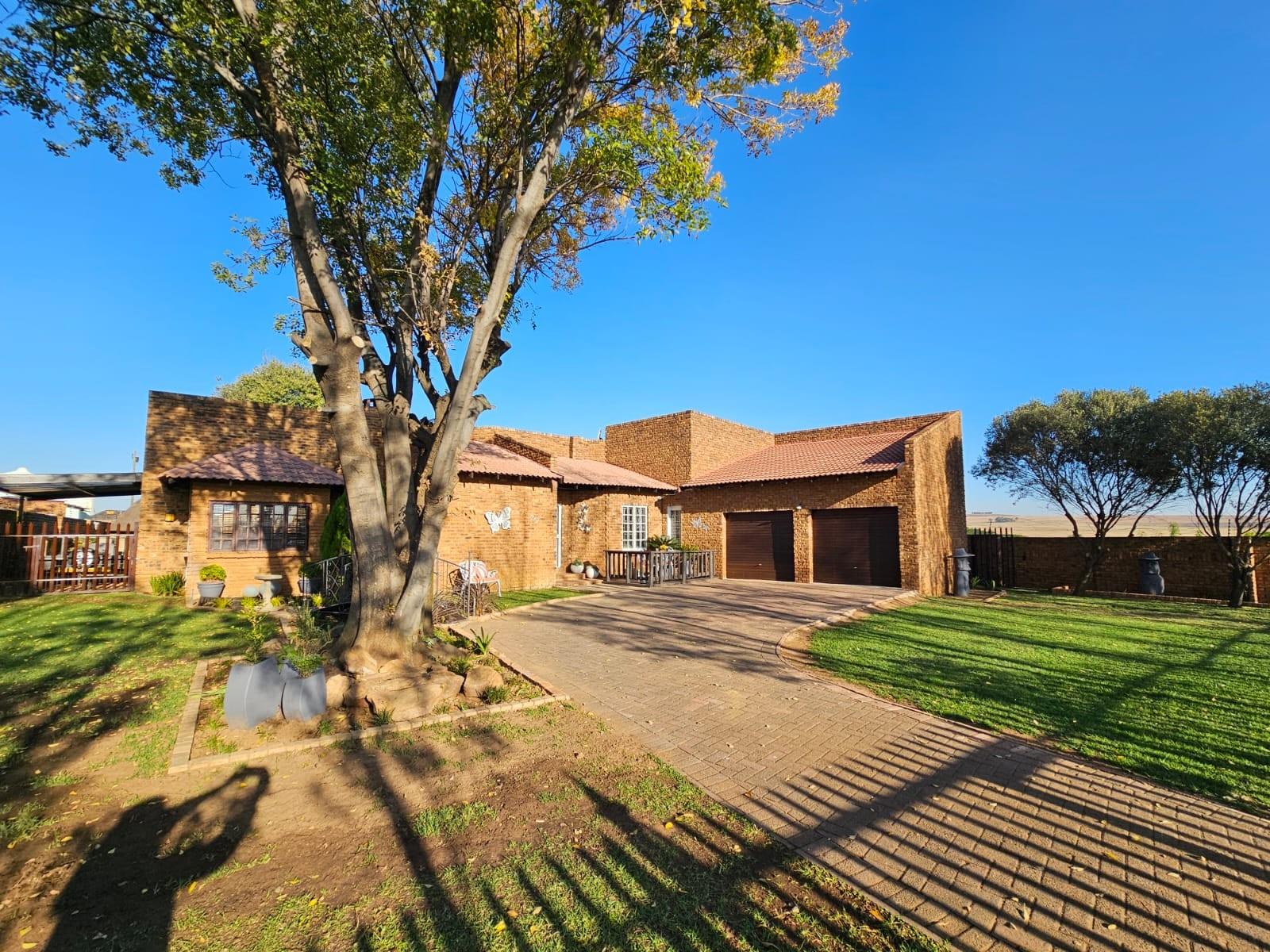 This Beautiful 3 bedroom, 3 bathroom family home is an Entertainers Dream
