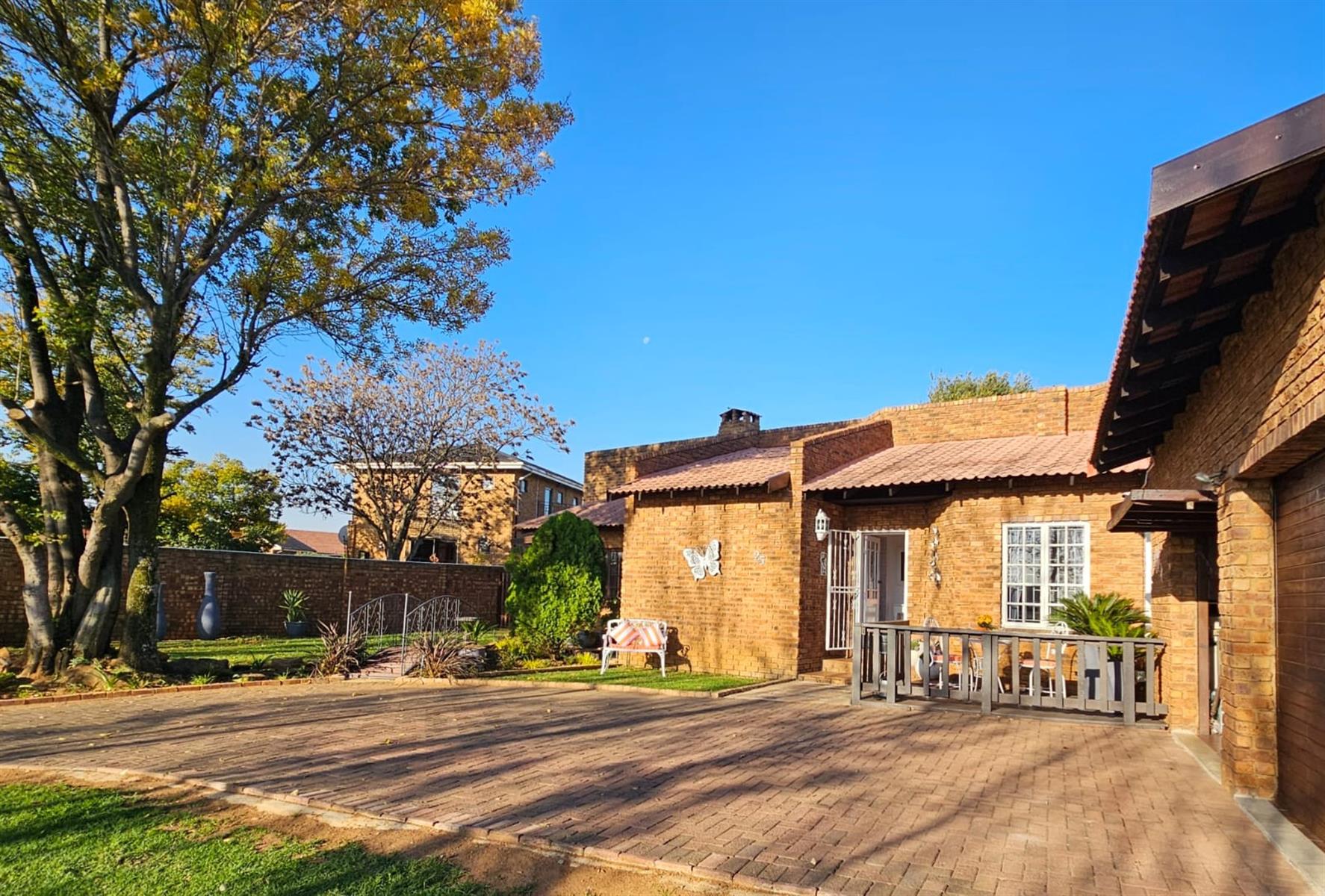 This Beautiful 3 bedroom, 3 bathroom family home is an Entertainers Dream