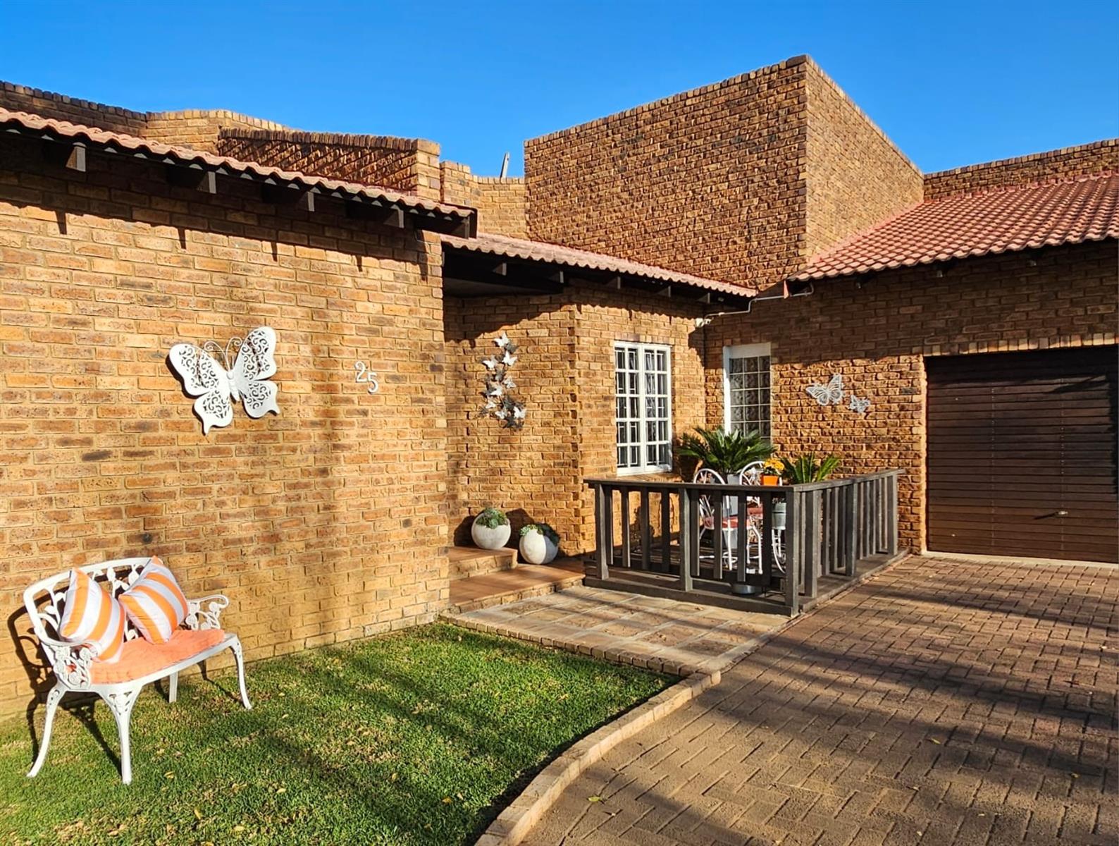 This Beautiful 3 bedroom, 3 bathroom family home is an Entertainers Dream
