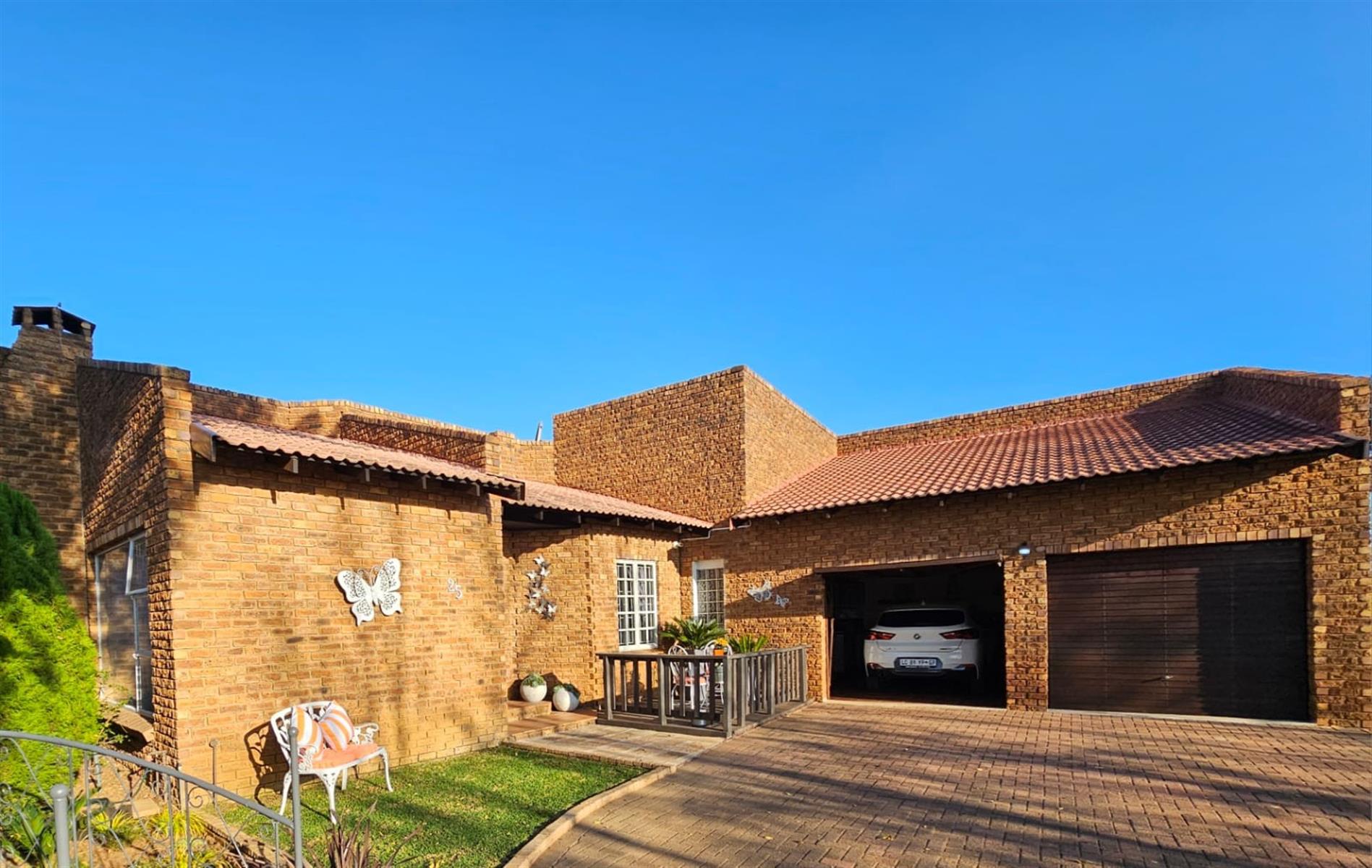 This Beautiful 3 bedroom, 3 bathroom family home is an Entertainers Dream
