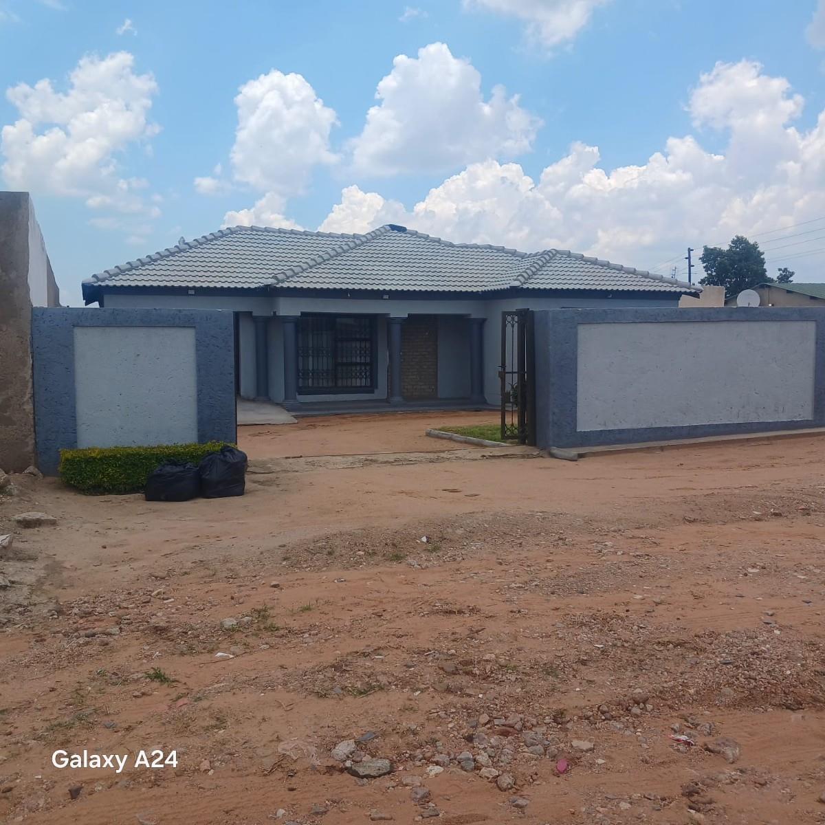 BEAUTIFUL PROPERTY FOR SALE AT POLOKWANE EXT 71