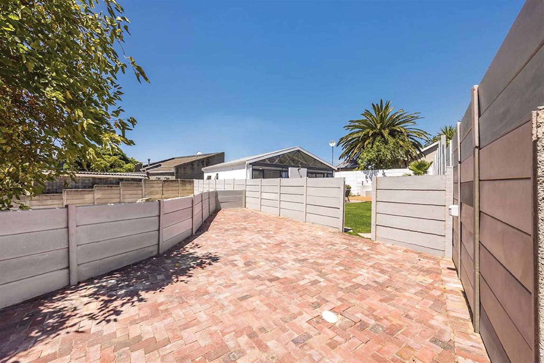 House in Table View for Daily Rental