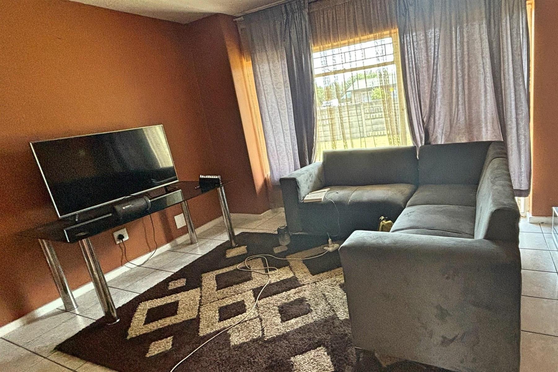 Spacious 2 Bedroom Flat in a Secure Complex