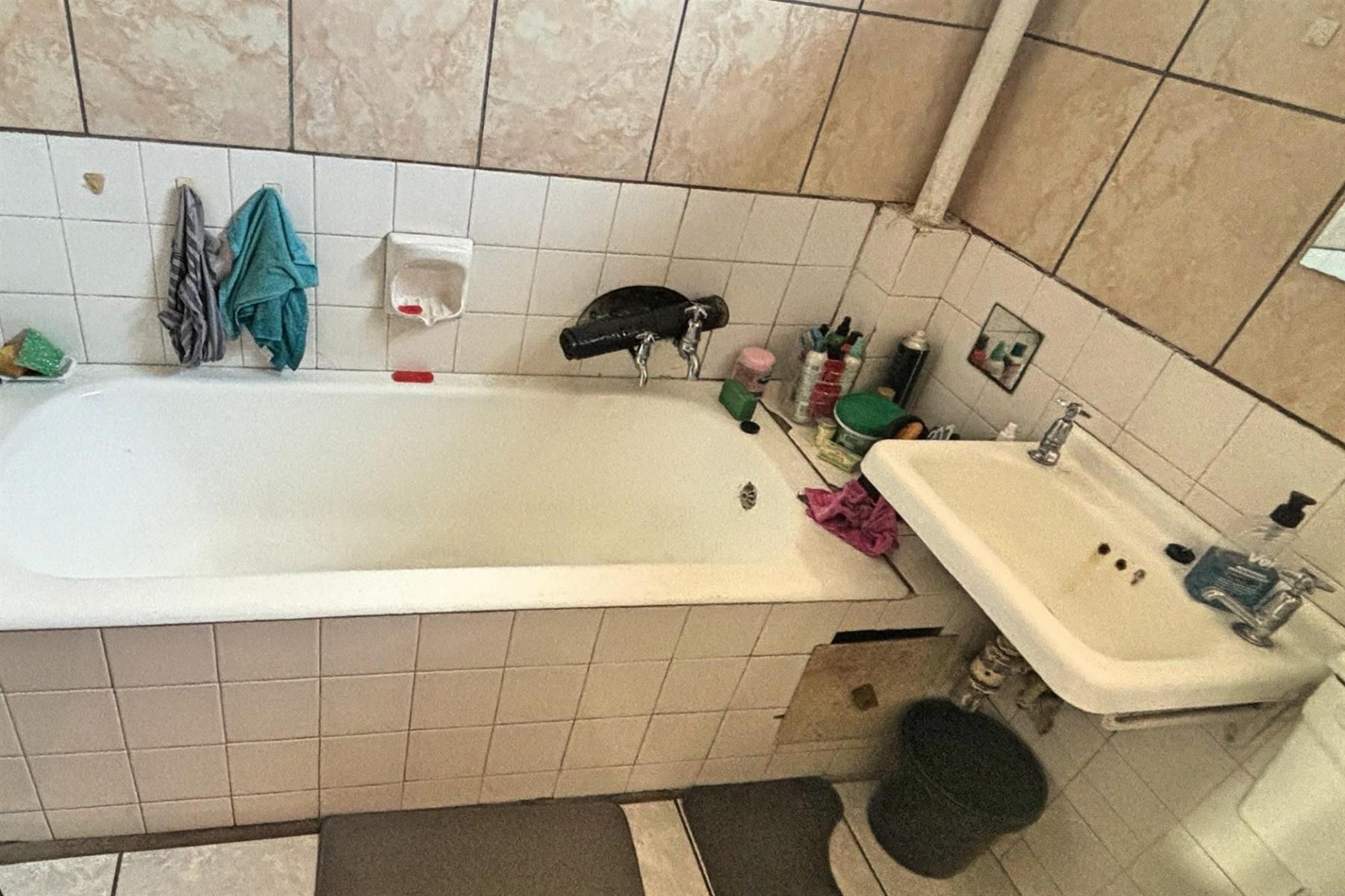 Spacious 2 Bedroom Flat in a Secure Complex