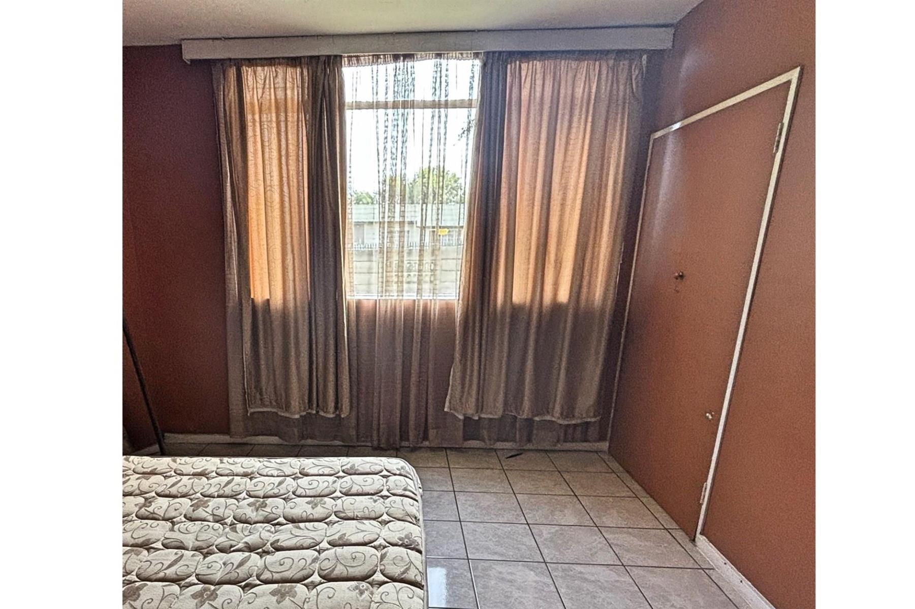 Spacious 2 Bedroom Flat in a Secure Complex