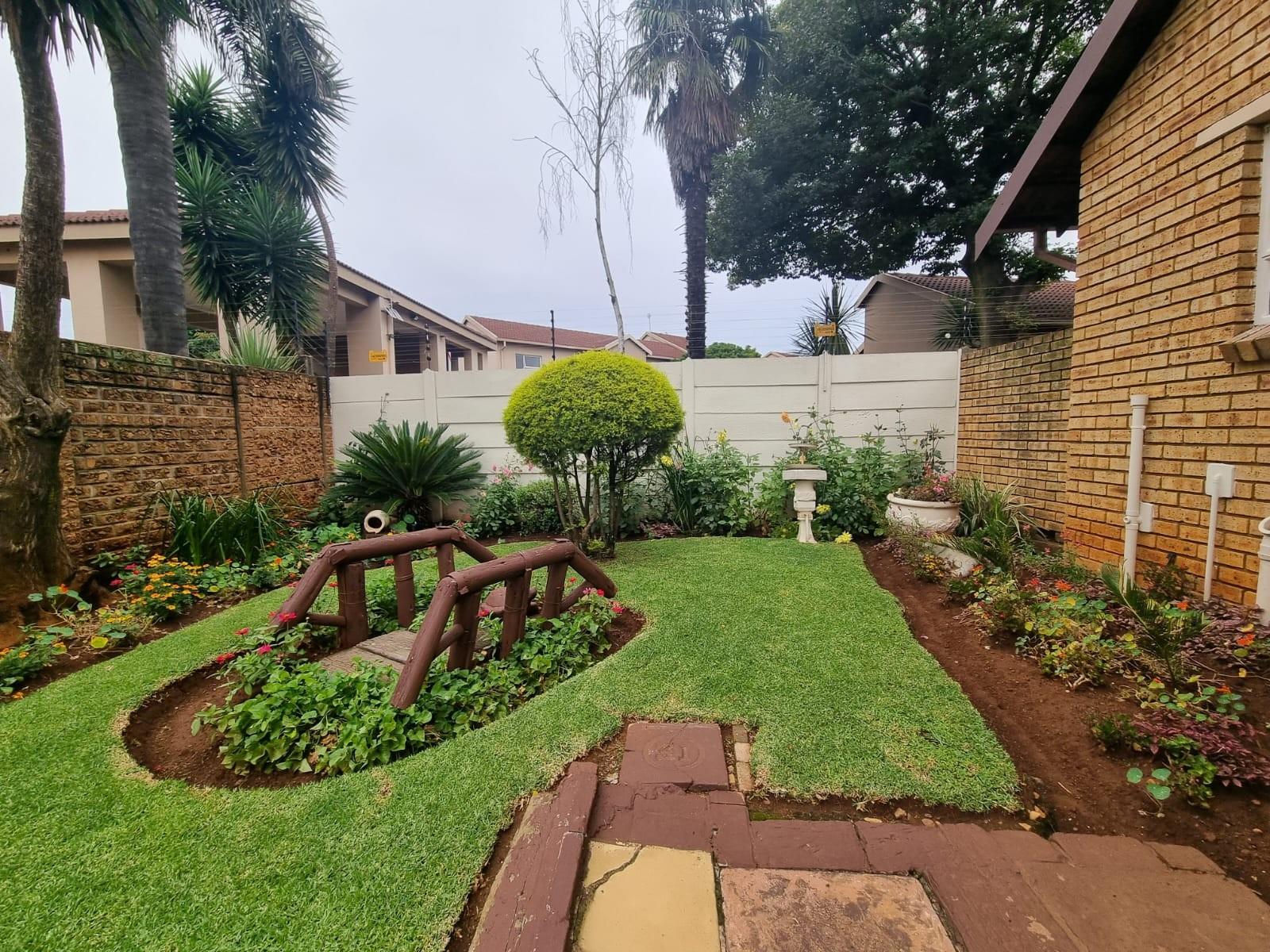 Move in Ready Spacious Face brick Secure Townhouse in Pomona