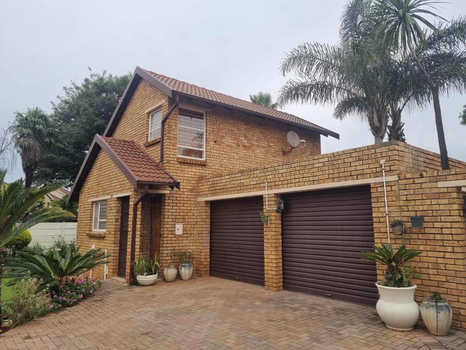Move in Ready Spacious Face brick Secure Townhouse in Pomona