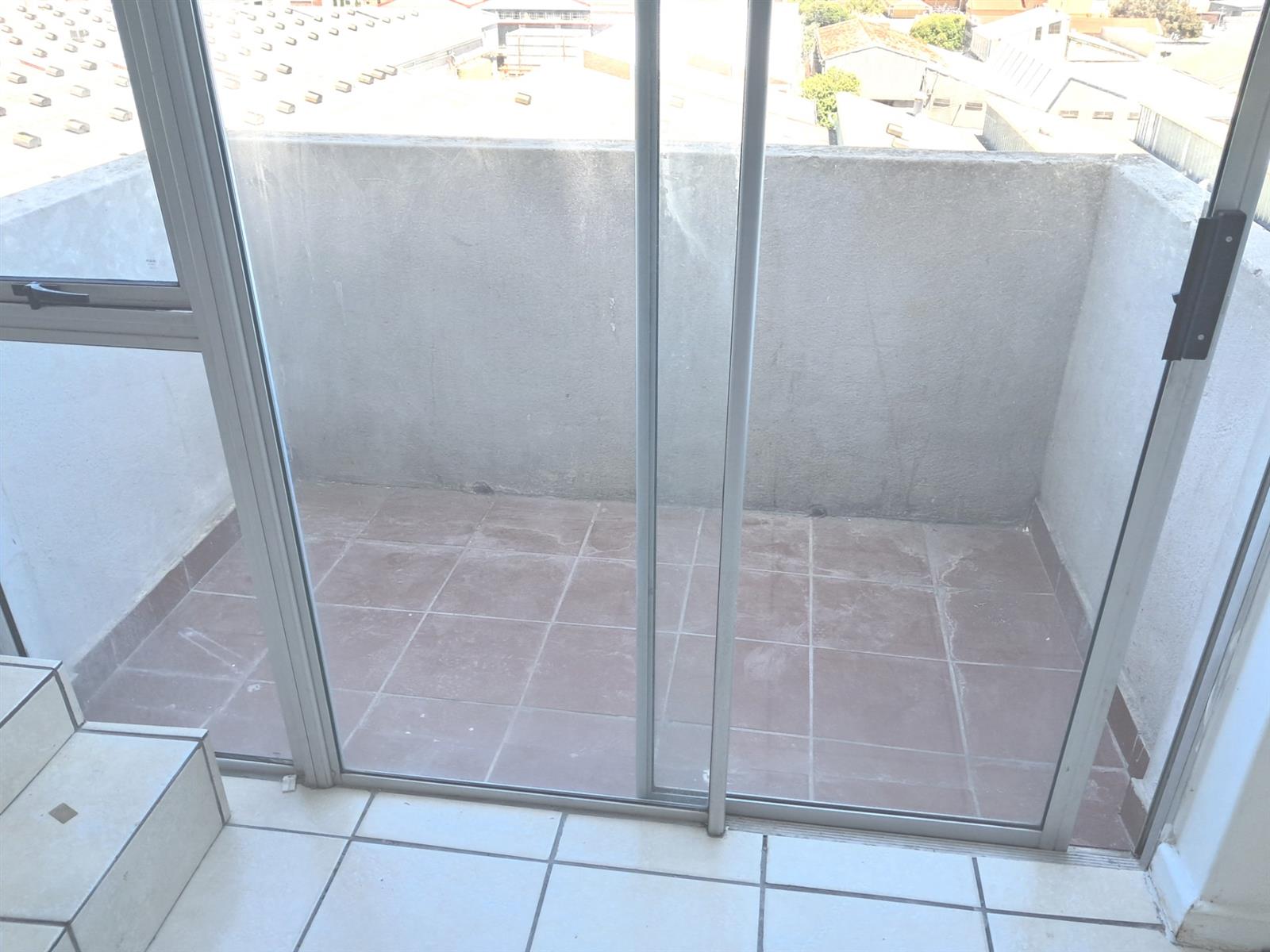 Apartment To Rent in Maitland, Cape Town