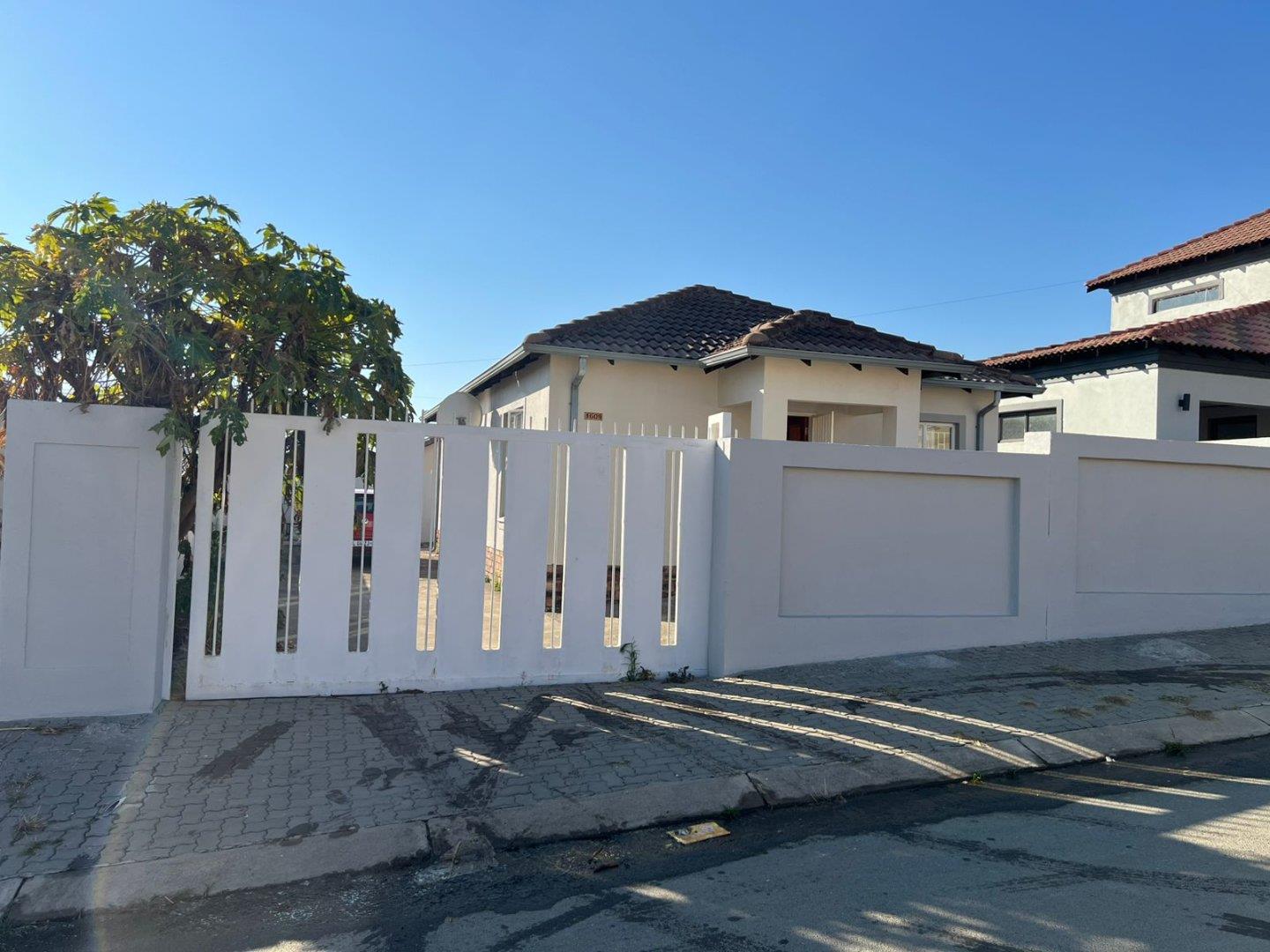 House For Sale in Bloubosrand, Randburg