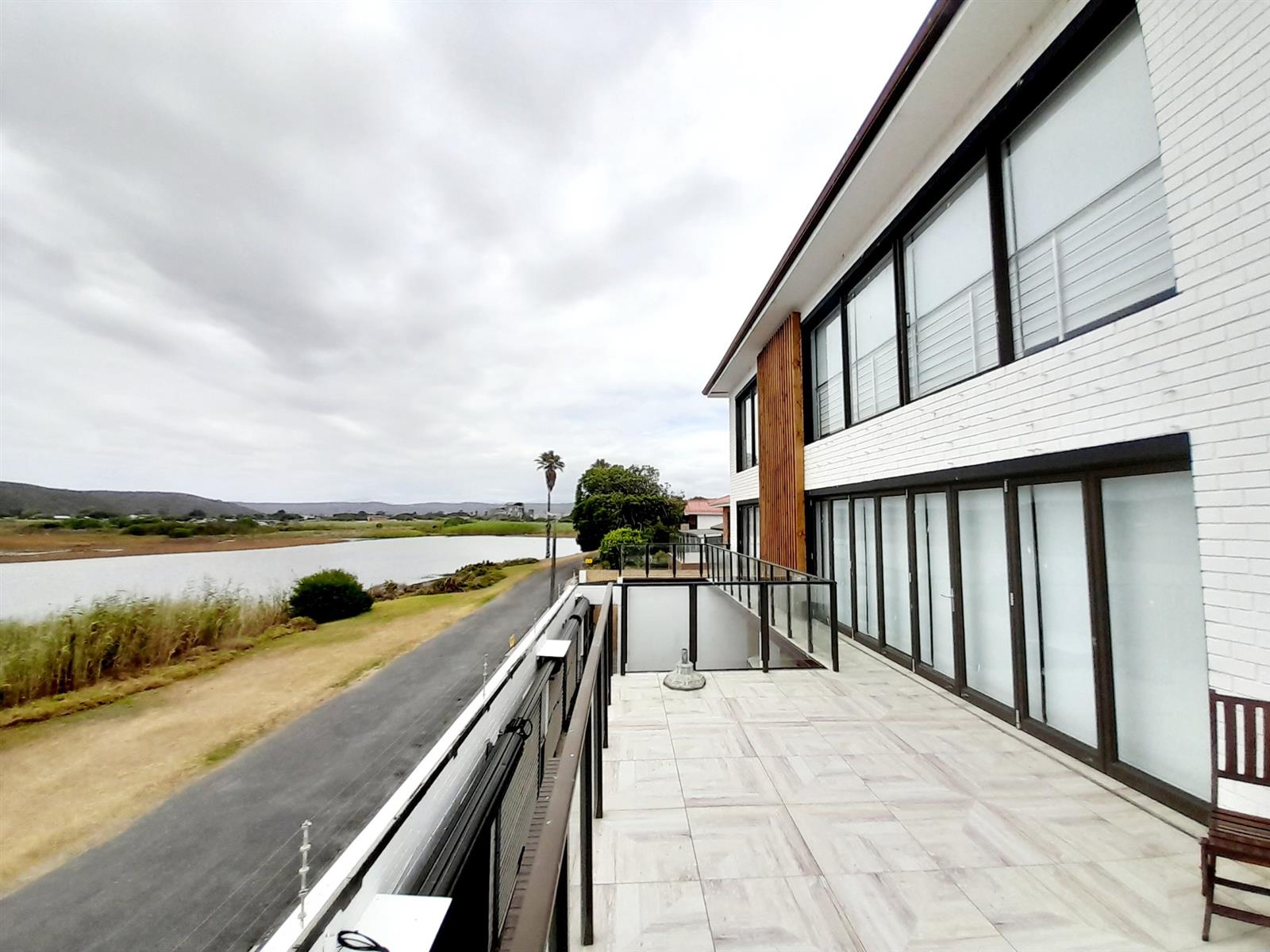 LOTS OF ACCOMMODATION! RIVER VIEW! FURNITURE INCLUDED! GARDEN ROUTE
