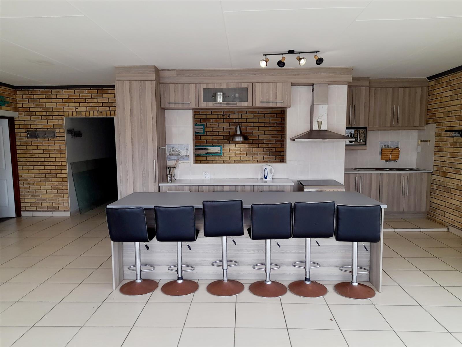 LOTS OF ACCOMMODATION! RIVER VIEW! FURNITURE INCLUDED! GARDEN ROUTE