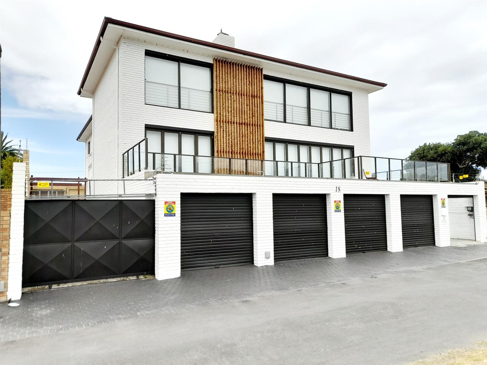LOTS OF ACCOMMODATION! RIVER VIEW! FURNITURE INCLUDED! GARDEN ROUTE