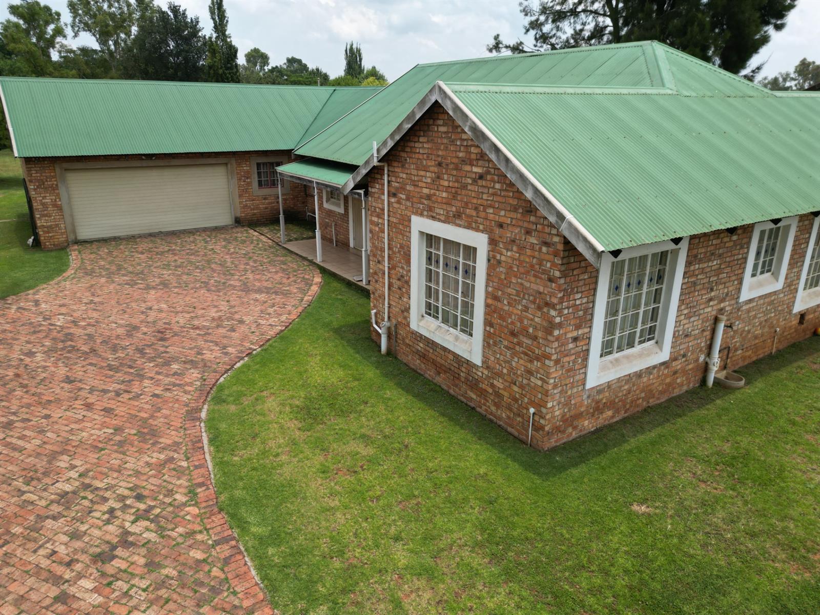 3 Bedroom home for sale with pool