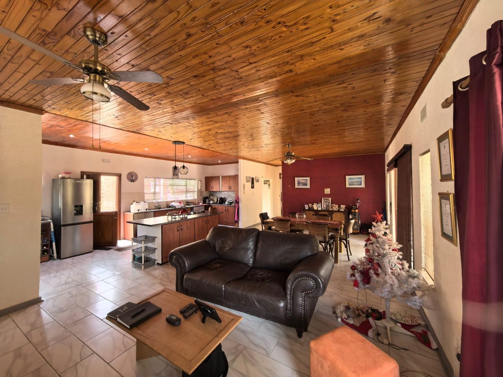 A Spacious Home With Heart And a Flat in Verwoerdpark, Kimberley
