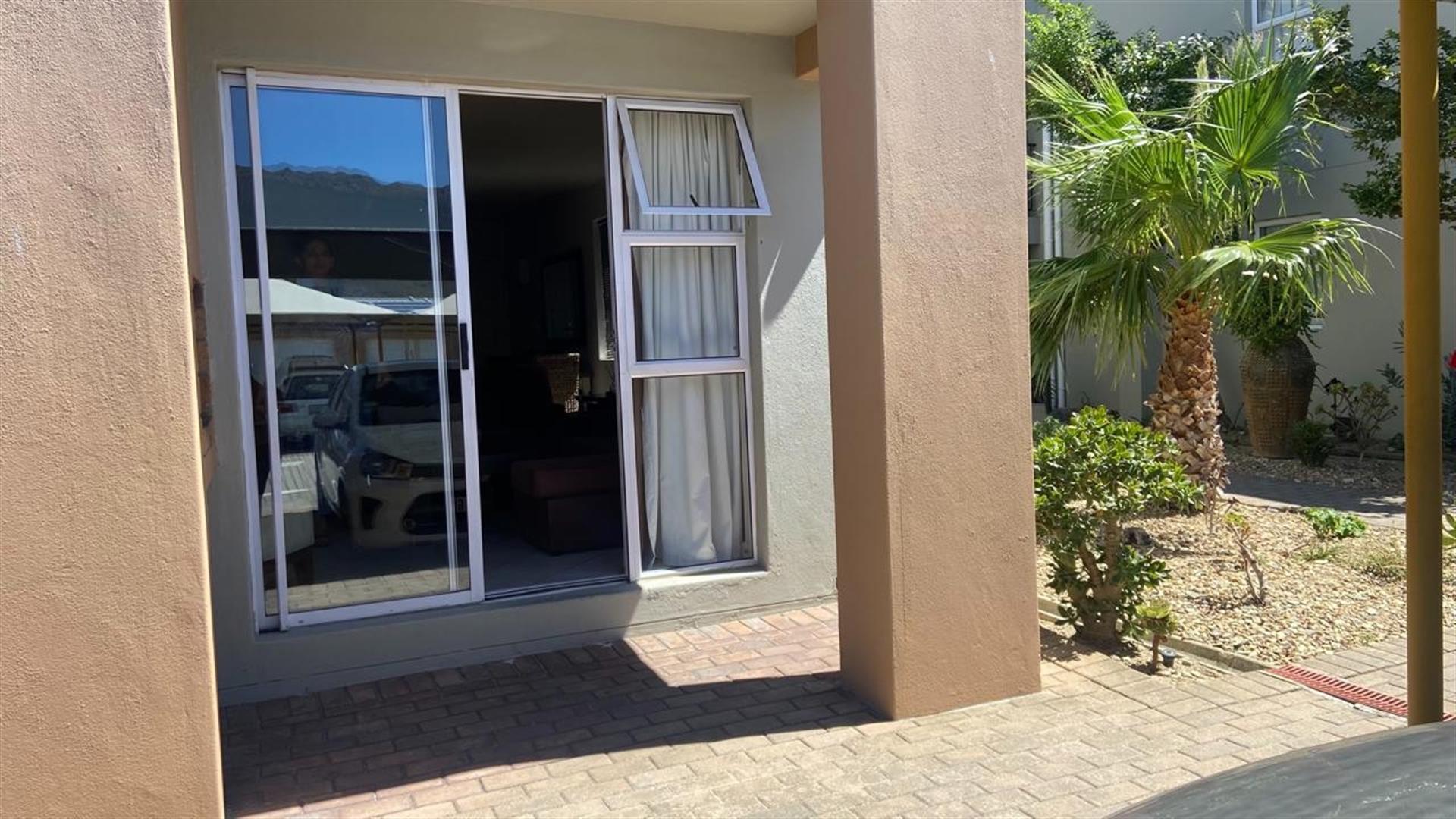 Stunning Apartment in Whispering Pines, Gordons Bay Central, Gordons Bay
