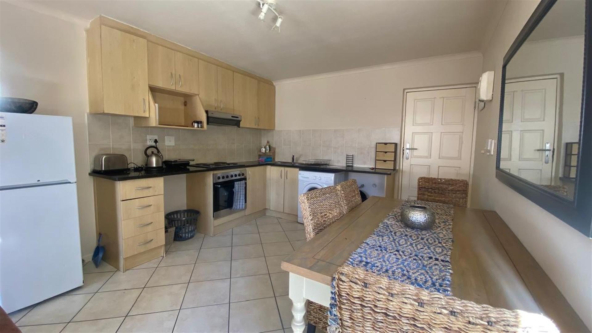 Stunning Apartment in Whispering Pines, Gordons Bay Central, Gordons Bay