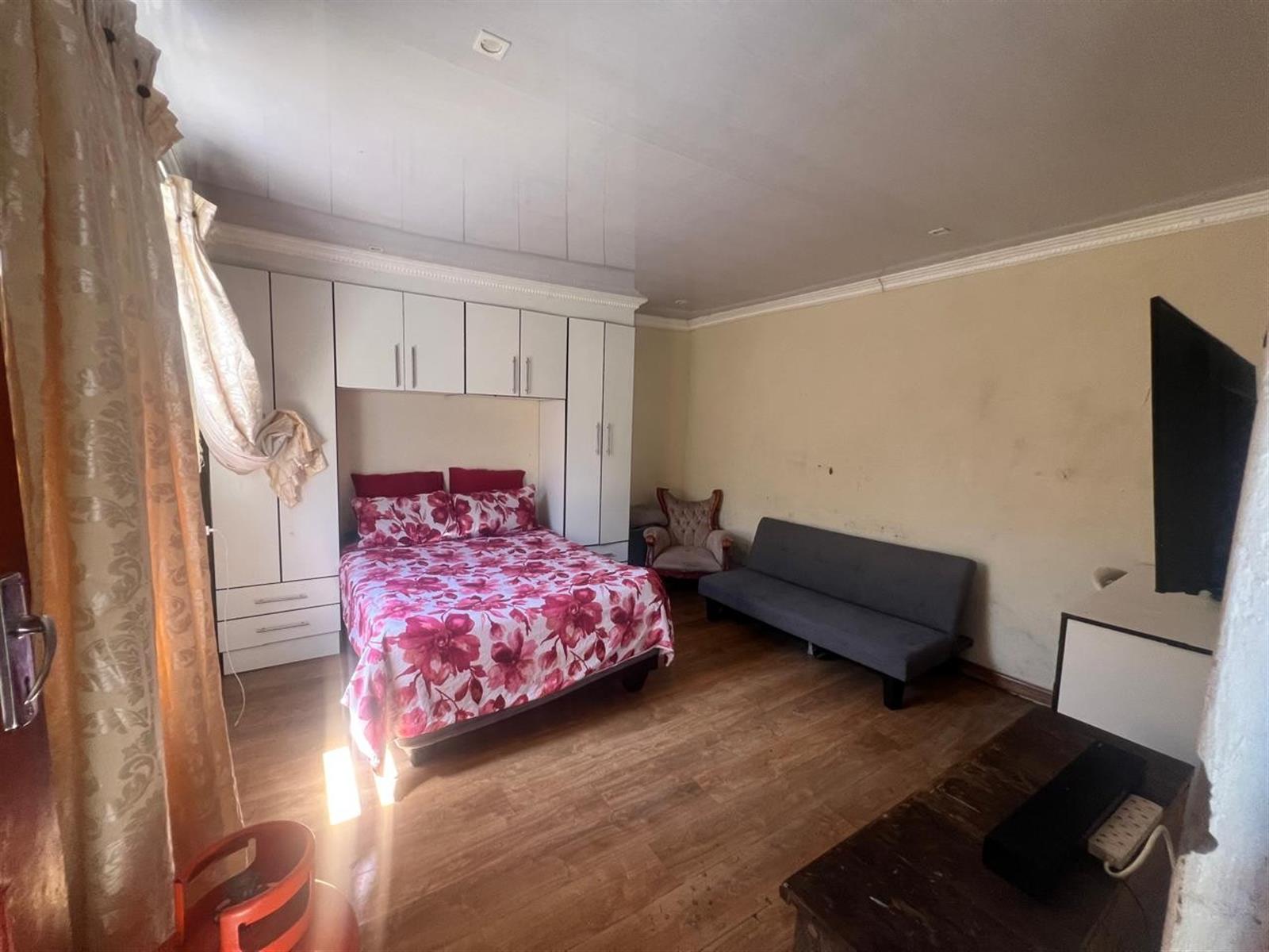 Spacious 5 bedroom house located in the heart of Mdantsane Nu 11 East London
