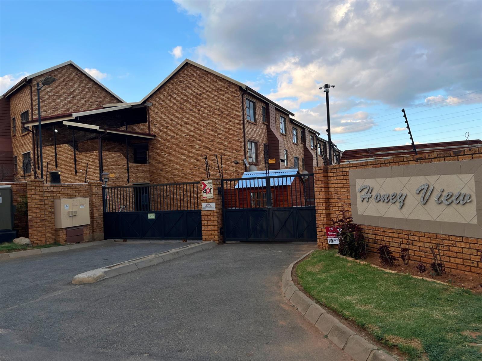 Apartment For Sale in Honeydew, Roodepoort
