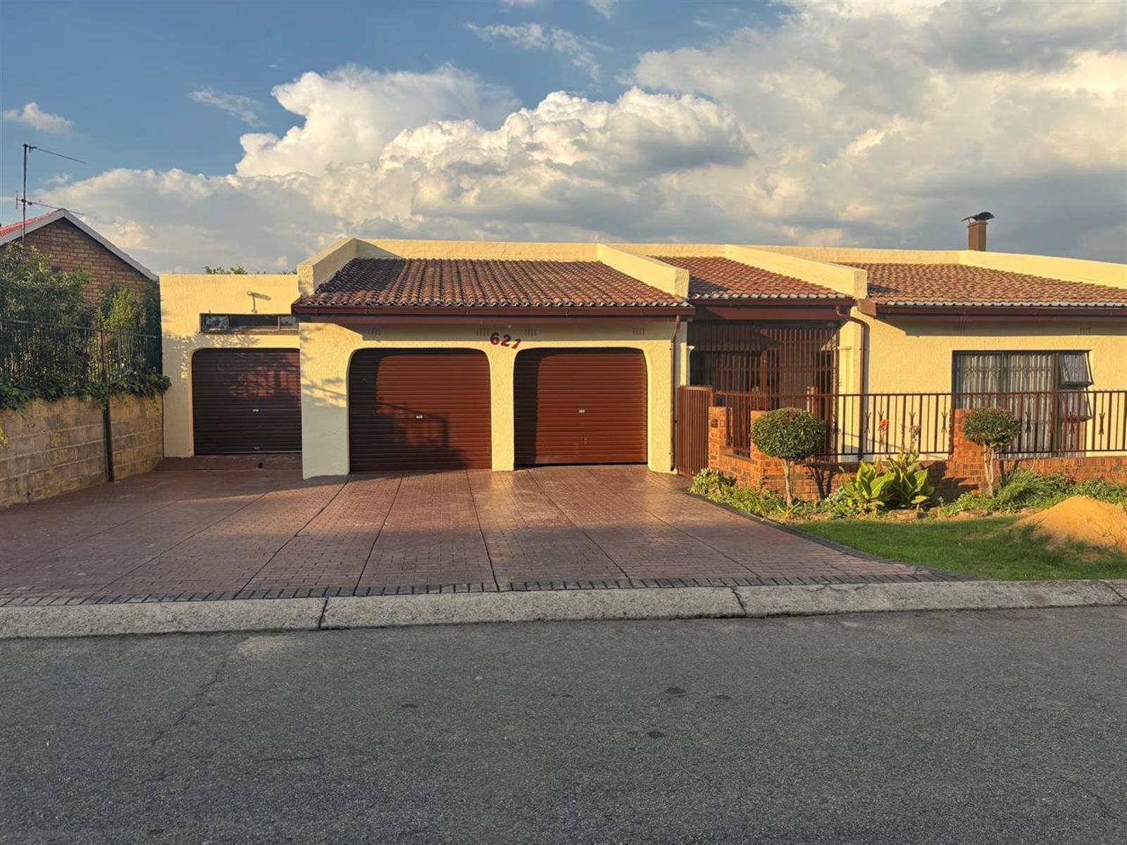 4 Bedroom House For Sale in Diepkloof Phase 2 Soweto