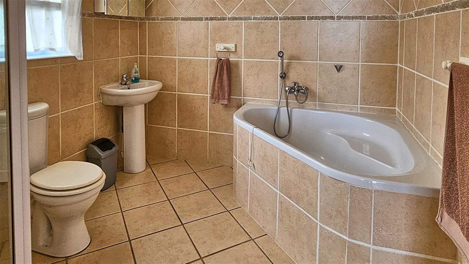 HUGE, Luxury 3 Bedroom Townhouse