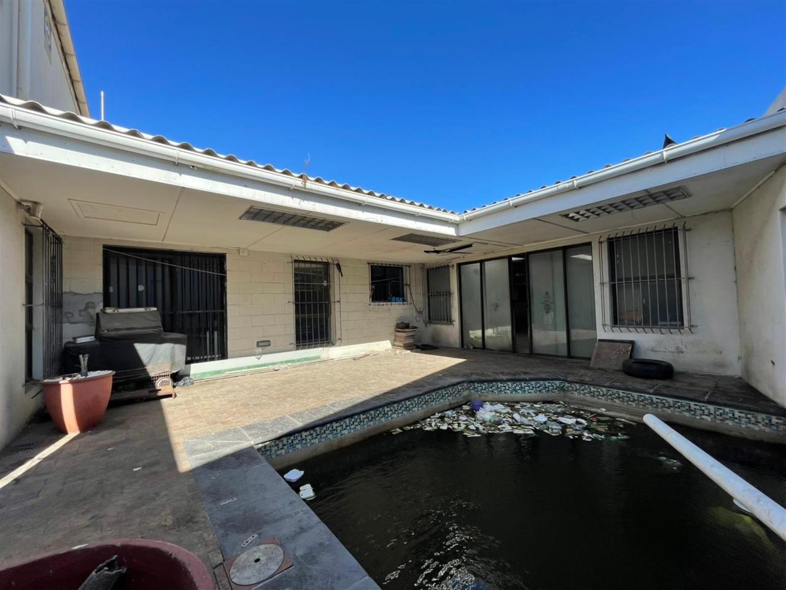 House for sale in Rocklands, Mitchells Plain, 287 m²