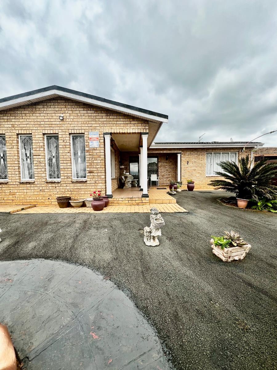 Well-Maintained 3 bedroom home with 2 bedroom flatlet and secure yard