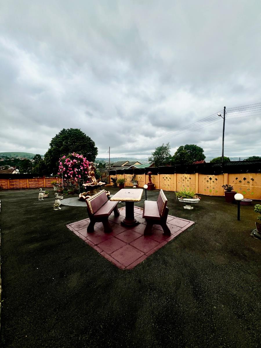 Well-Maintained 3 bedroom home with 2 bedroom flatlet and secure yard